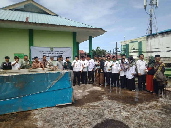 Panen Perdana Budidaya Ikan Lele Penerima Manfaat Program Pemberdayaan Ekonomi Umat KUA Batam Kota Tahun 2022