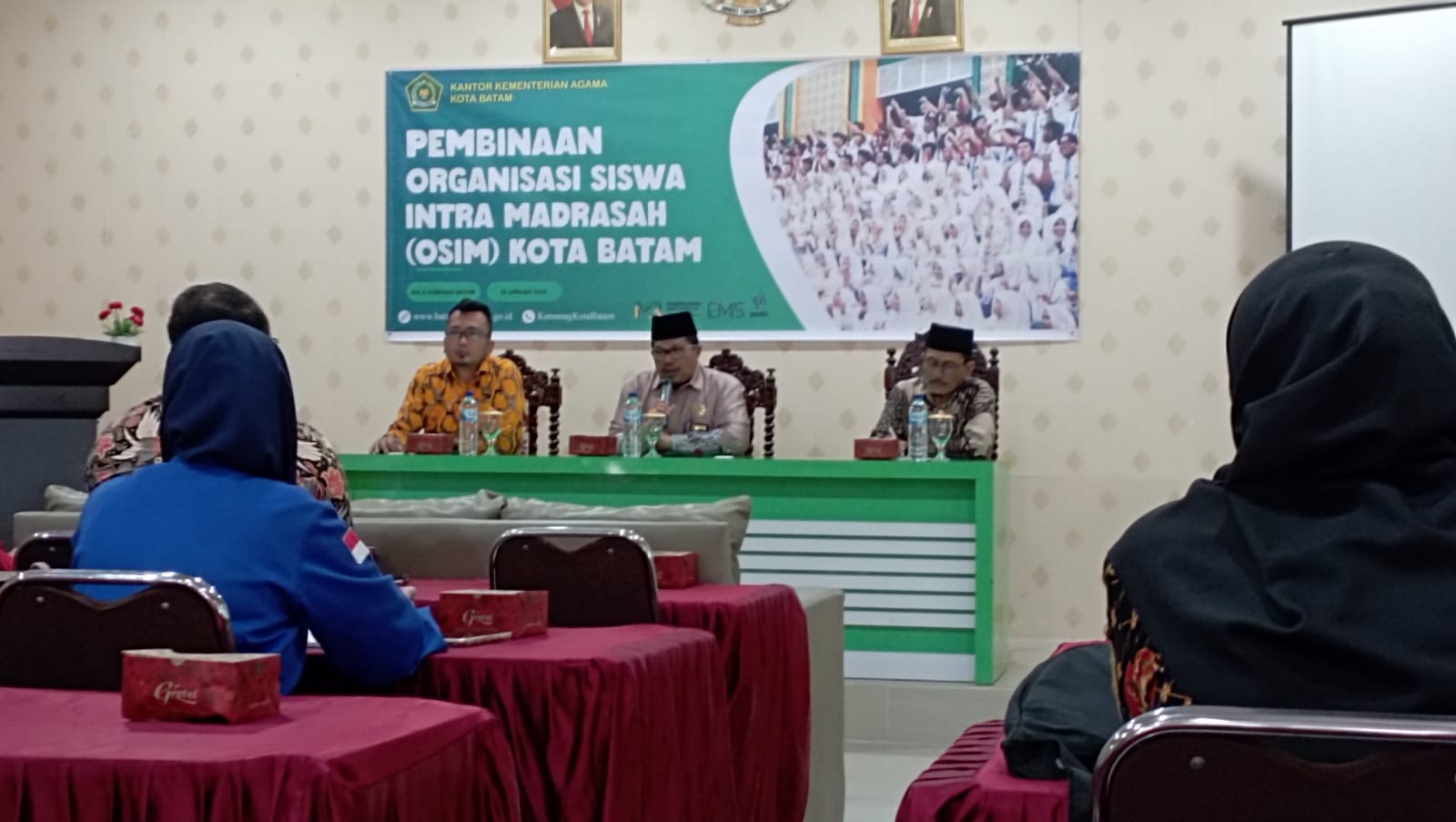 Pembina OSIM dan Ketua OSIM MTsN 2 Batam Menghadiri Pembinaan OSIM di Kemenag Kota Batam