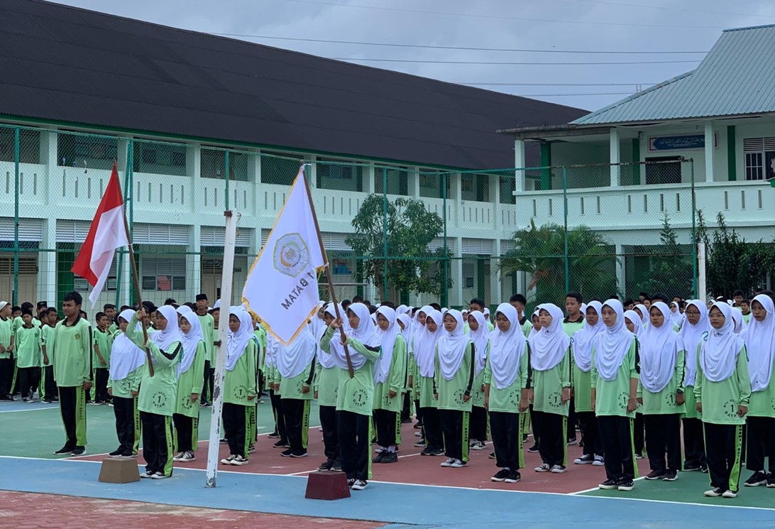 Kepala MTsN 1 Batam Resmi Melantik Pengurus OSIM Tahun Pelajaran 2023/2024