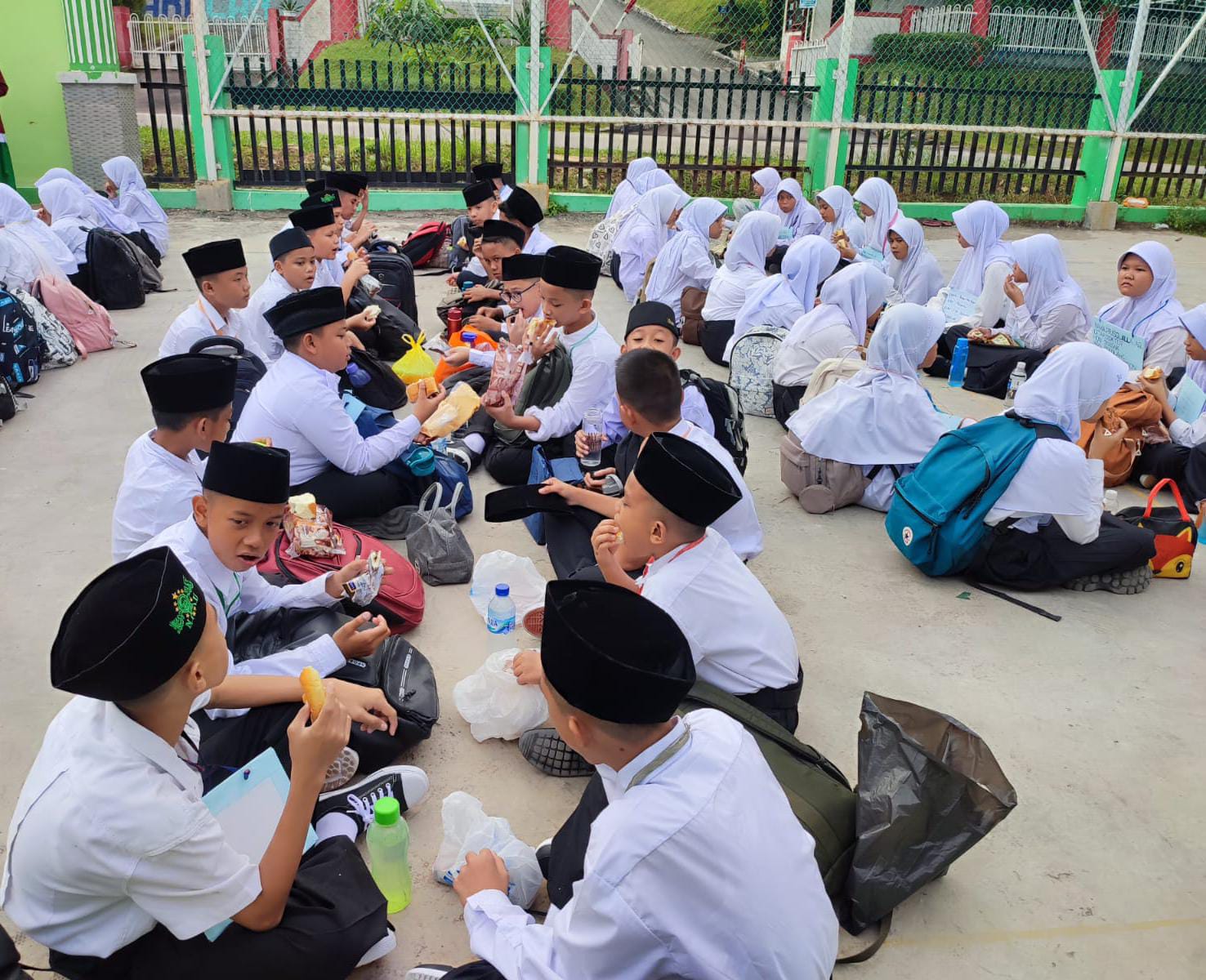 Sarapan Pagi Bersama Mewujudkan MTsN 2 Batam Sebagai Sekolah yang Sehat 