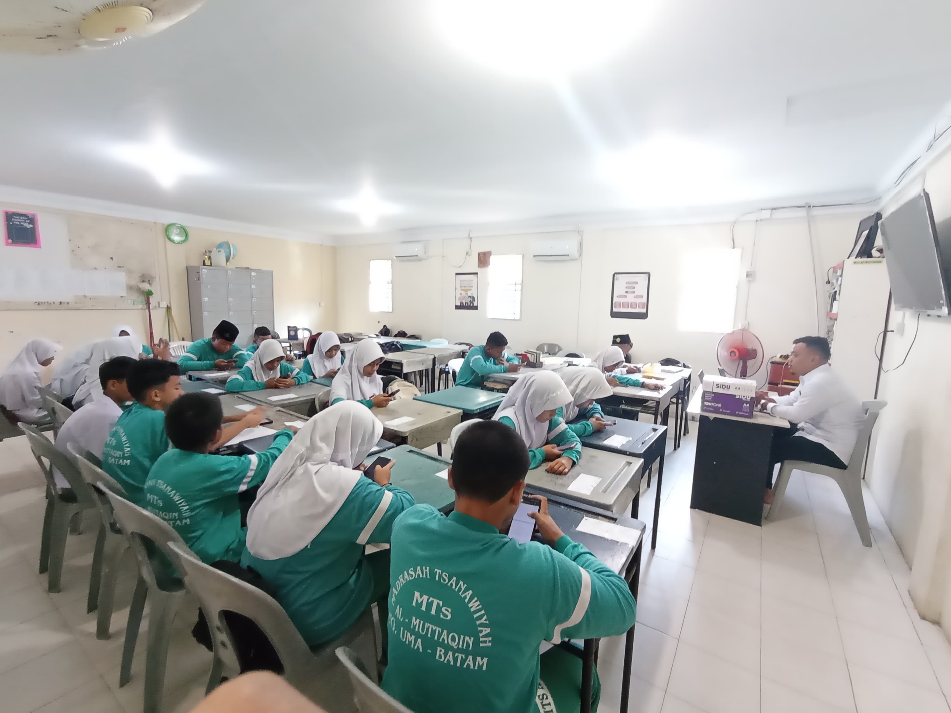 MTs Al- Muttaqin Sukses Melaksanakan Uji Validitas AKMI Hari Pertama 