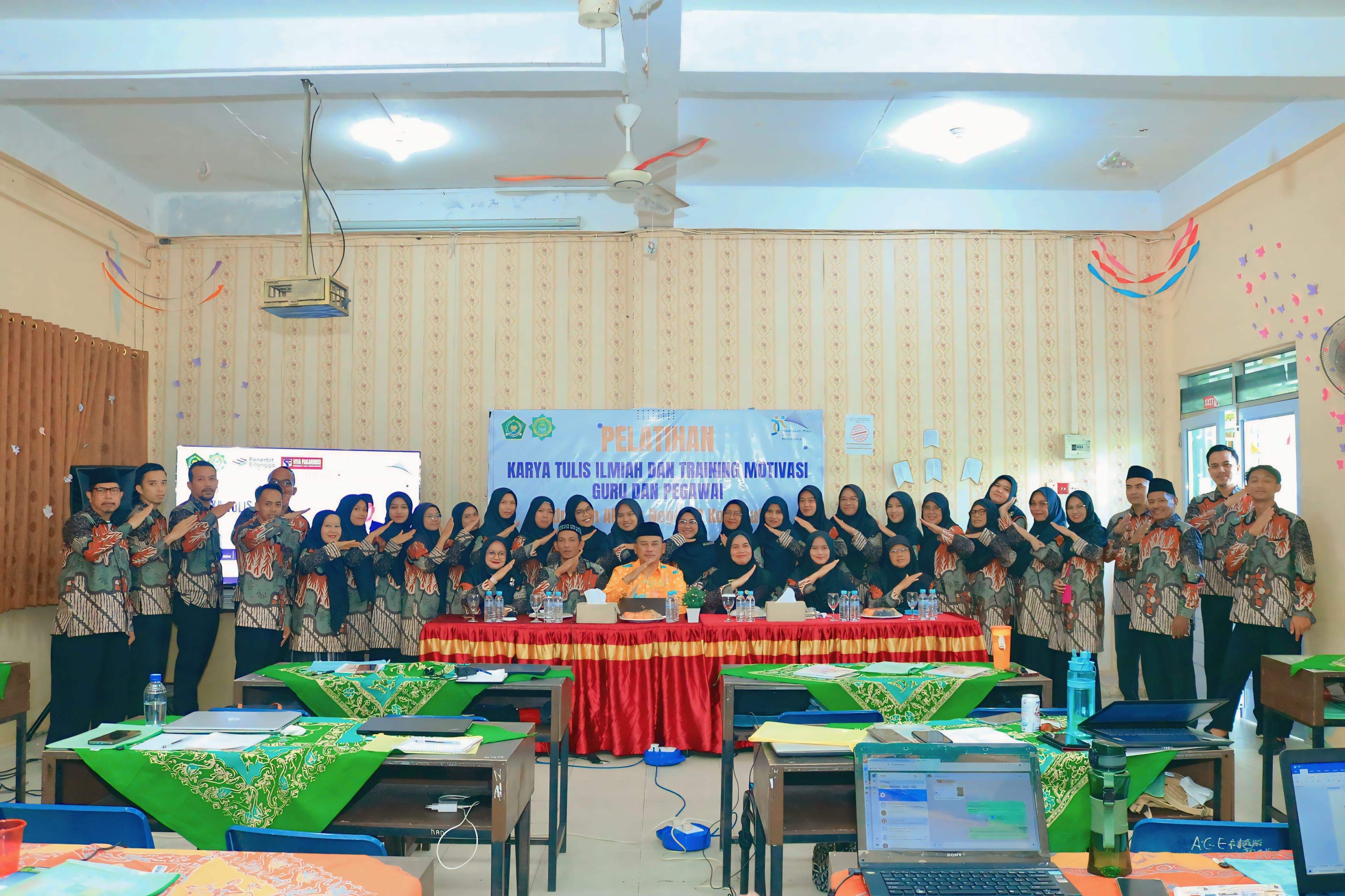 Mahir Dalam Menulis, MAN 2 Batam Melaksanakan Pelatihan Karya Tulis Ilmiah Dan Training Motivasi Guru Dan Pegawai