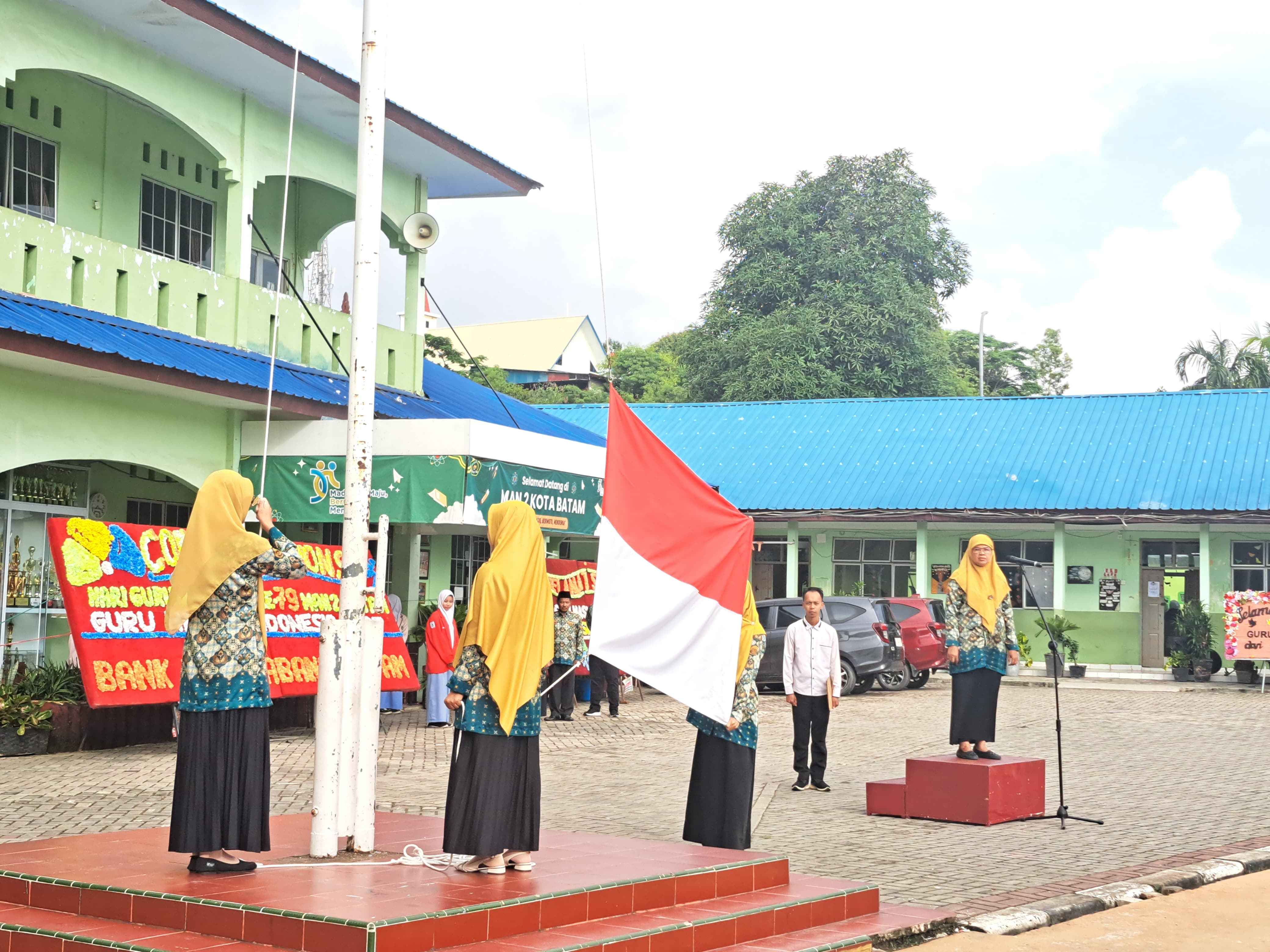Memperingati Hari Guru Nasional 2024, MAN 2 Batam Gelar Upacara Bendera