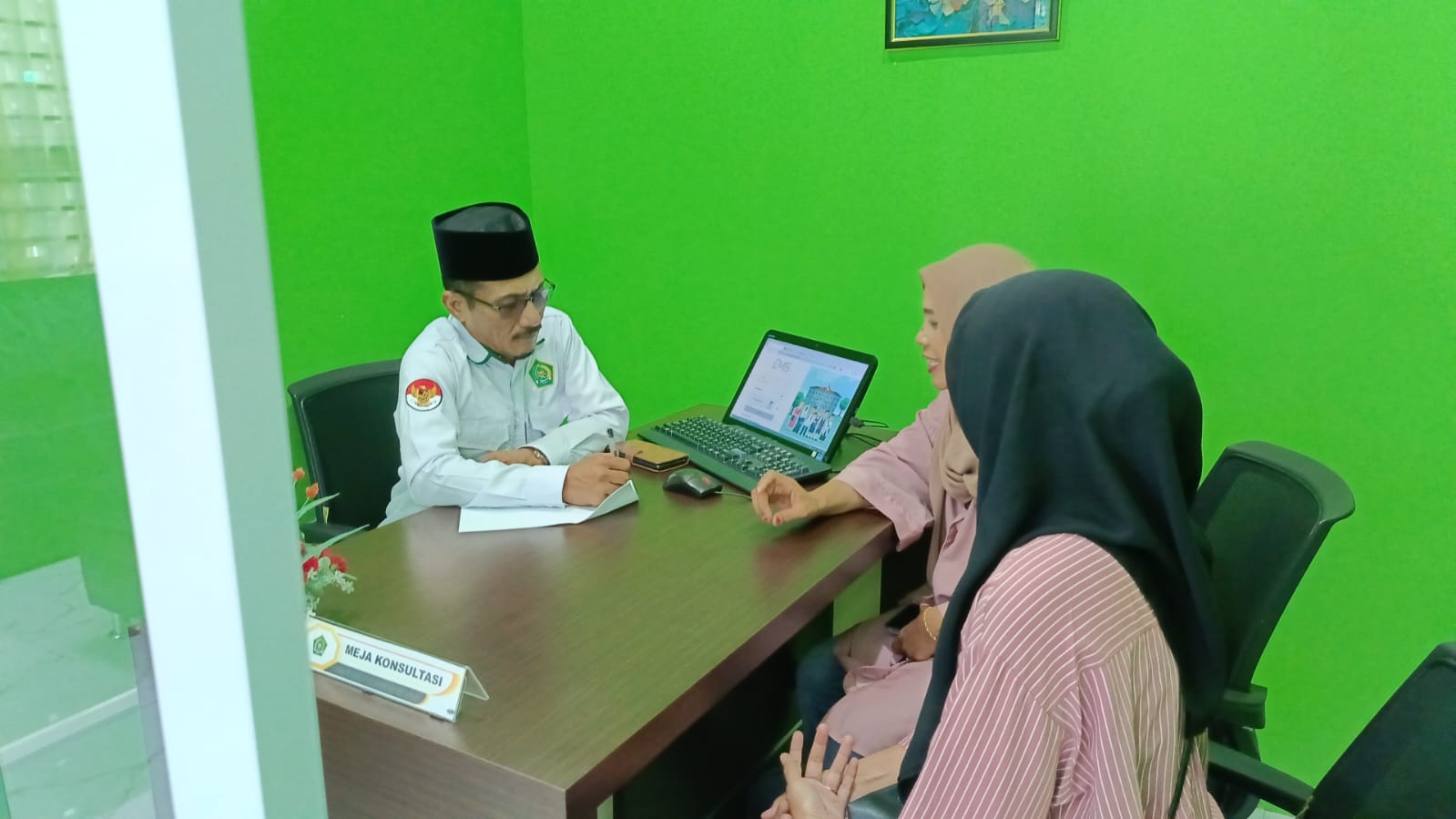 Masyarakat Nongsa Lakukan Konsultasi di PTSP Kantor Kemenag Kota Batam