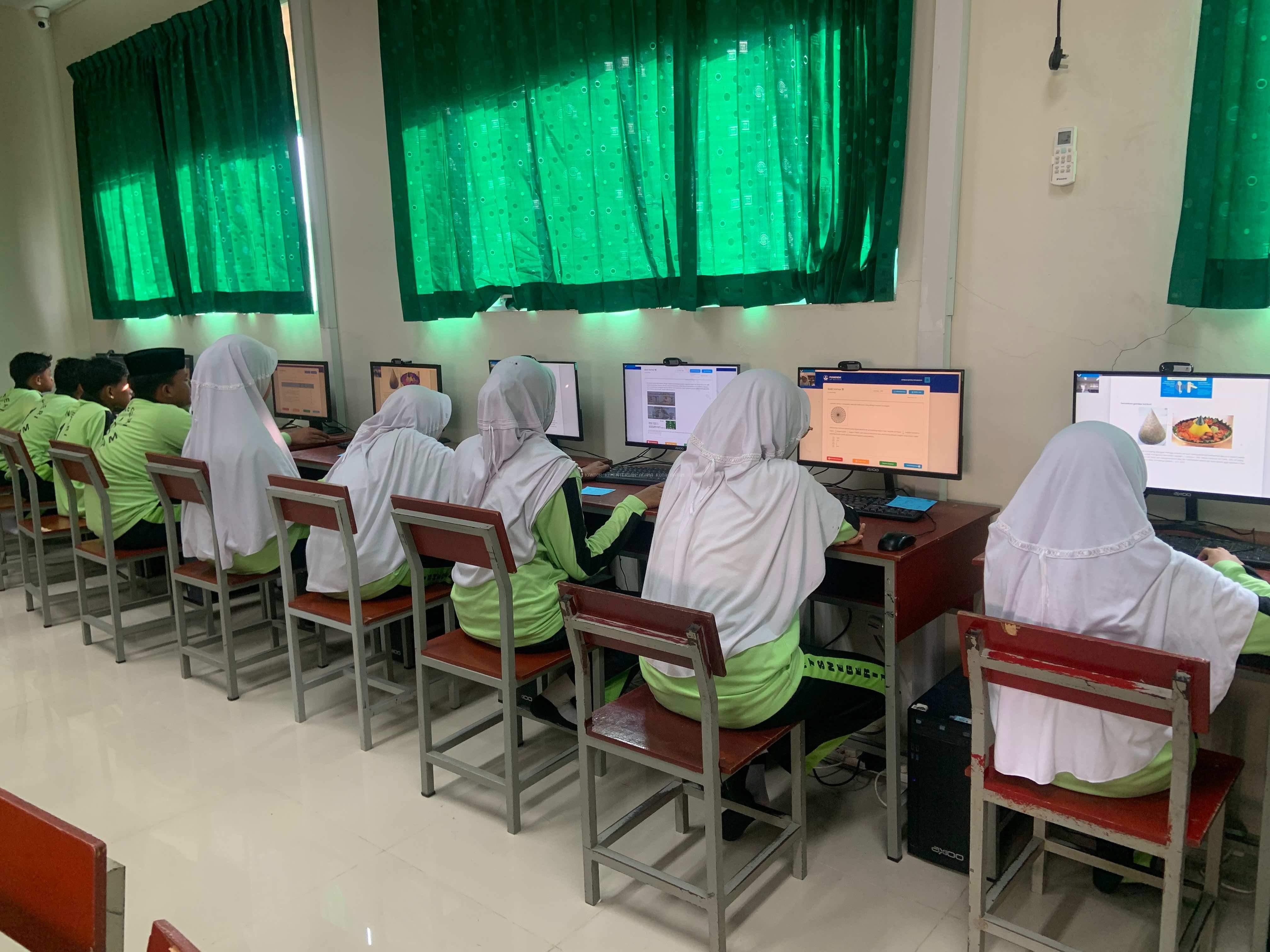 Siswa siswi MTsN 1 Batam Gelar ANBK di Laboratorium Komputer