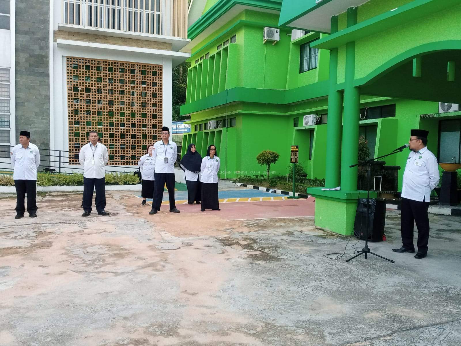 Kepala Subbag TU Pimpin Apel Pagi: Ajak Doakan Wamenag dan Siapkan Peringatan Hari Santri