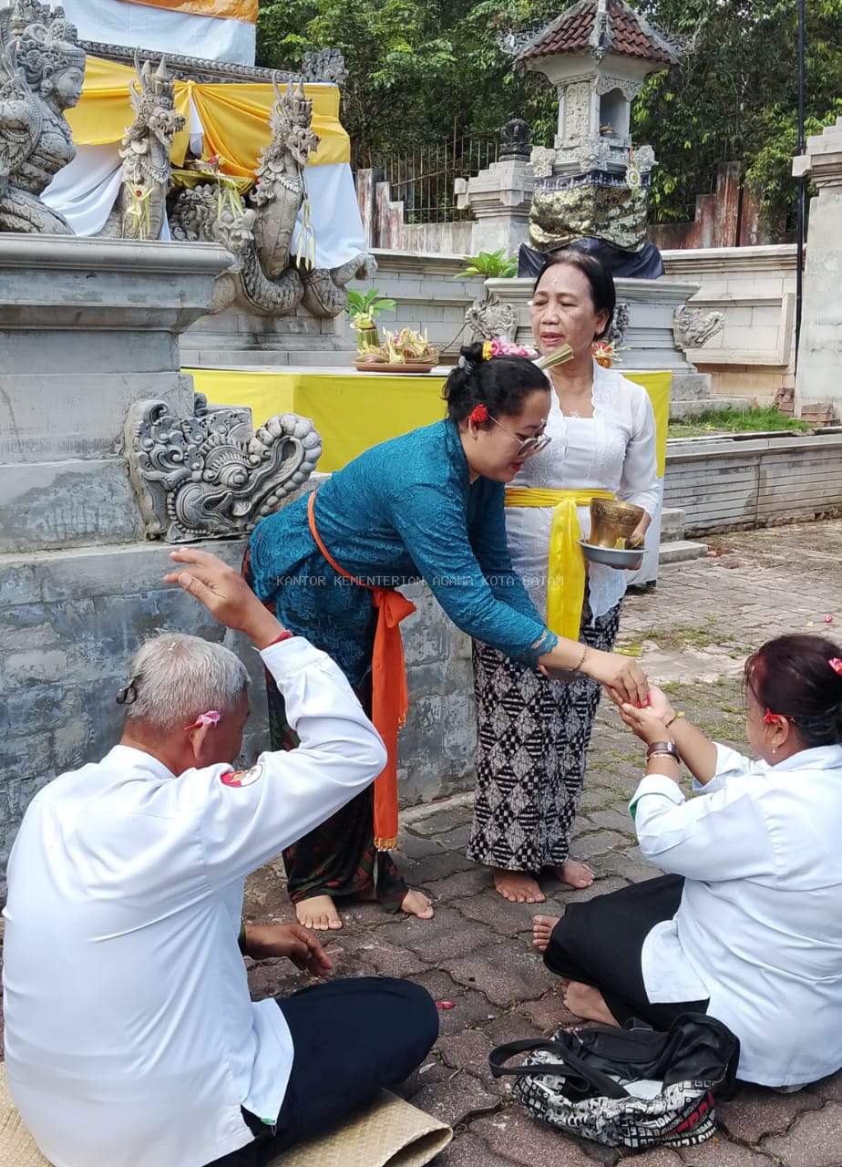 Peringati Hari Suci Purnama, Penyuluh Agama Hindu Kemenag Batam Lakukan Persembahyangan Bersama di Pura Satya Dharma