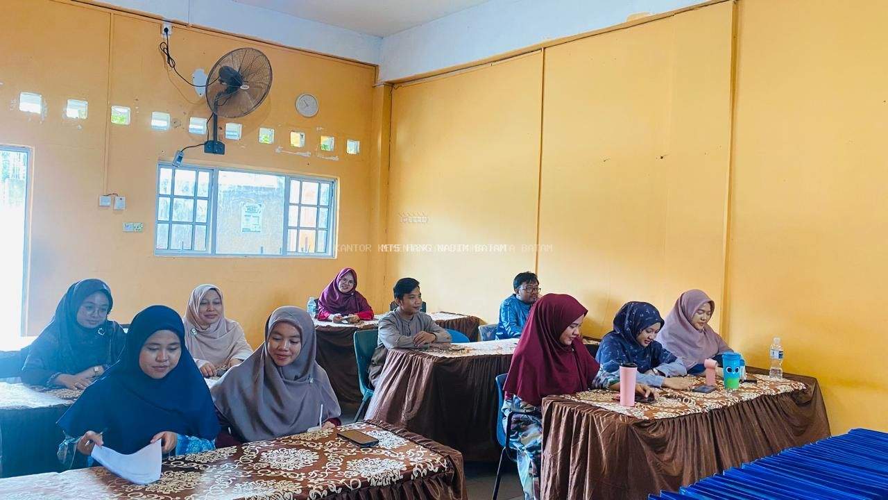 Rapat Dewan Guru MTs Hang Nadim Bahas Kandidat Ketua OSIM dan Persiapan Akreditasi