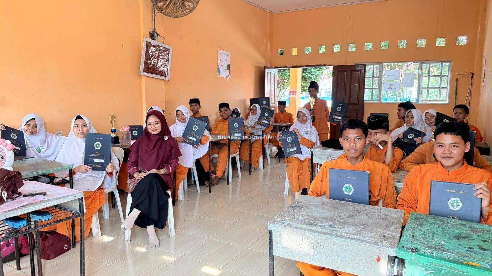 Pembagian Hasil PTS MTs Hang Nadim, Wujud Evaluasi dan Motivasi Belajar Siswa