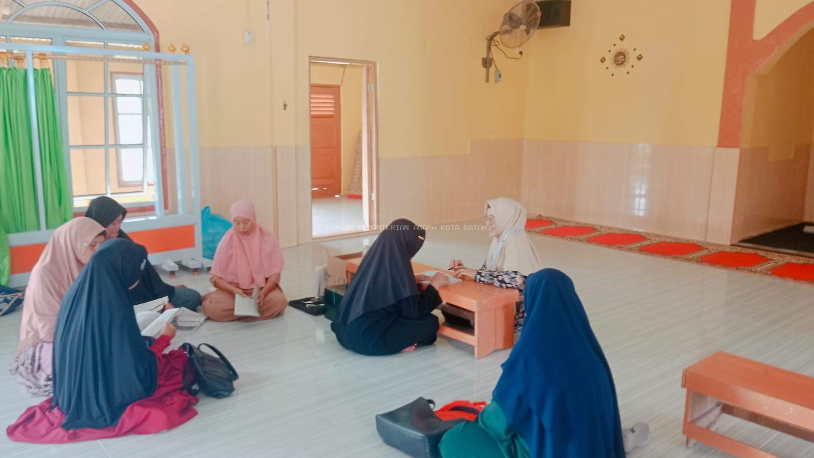 Menyemai Harapan di Kampung Tangguh: KUA Belakang Padang Bina Spiritual dan Karakter Muslimah