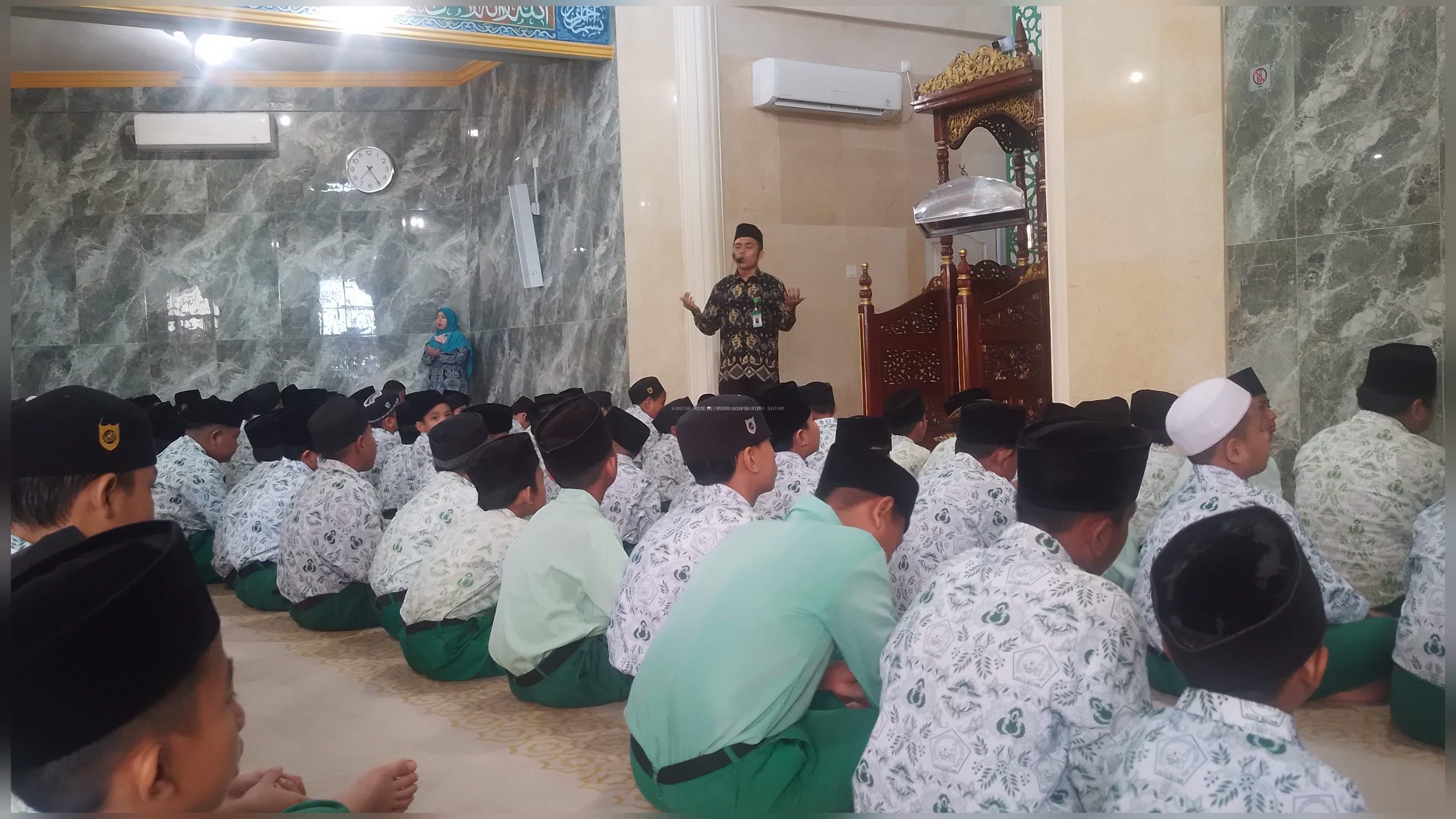 Menanamkan Nilai Religius Sejak Dini, Siswa-Siswi MIS Al-Muttaqiin Tanjung Uma Batam Laksanakan Salat Duha Berjamaah