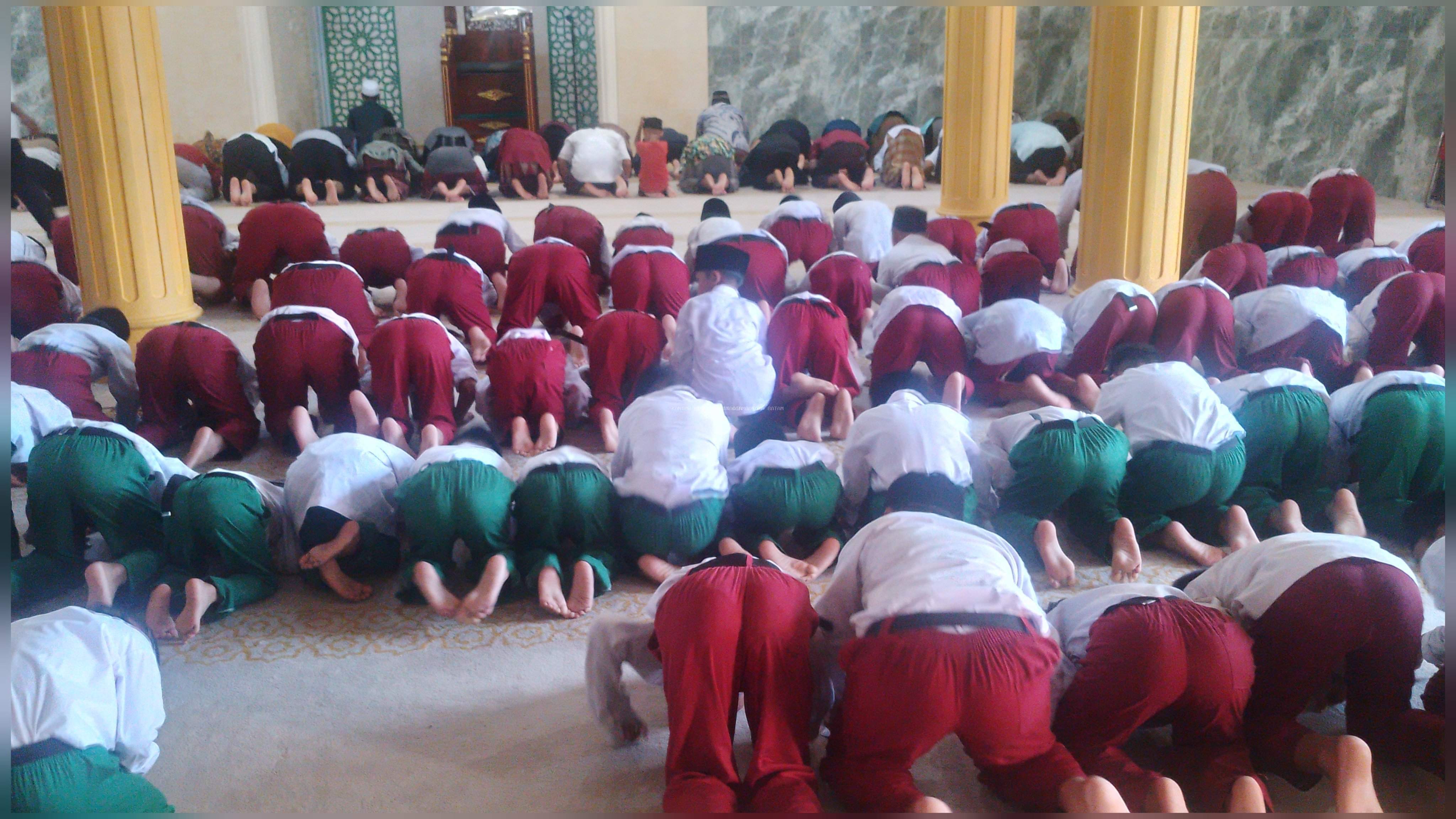 Tanamkan Kedisiplinan dan Cinta Ibadah, Siswa-Siswi MIS Al-Muttaqiin Tanjung Uma Batam Laksanakan Salat Zuhur Berjamaah