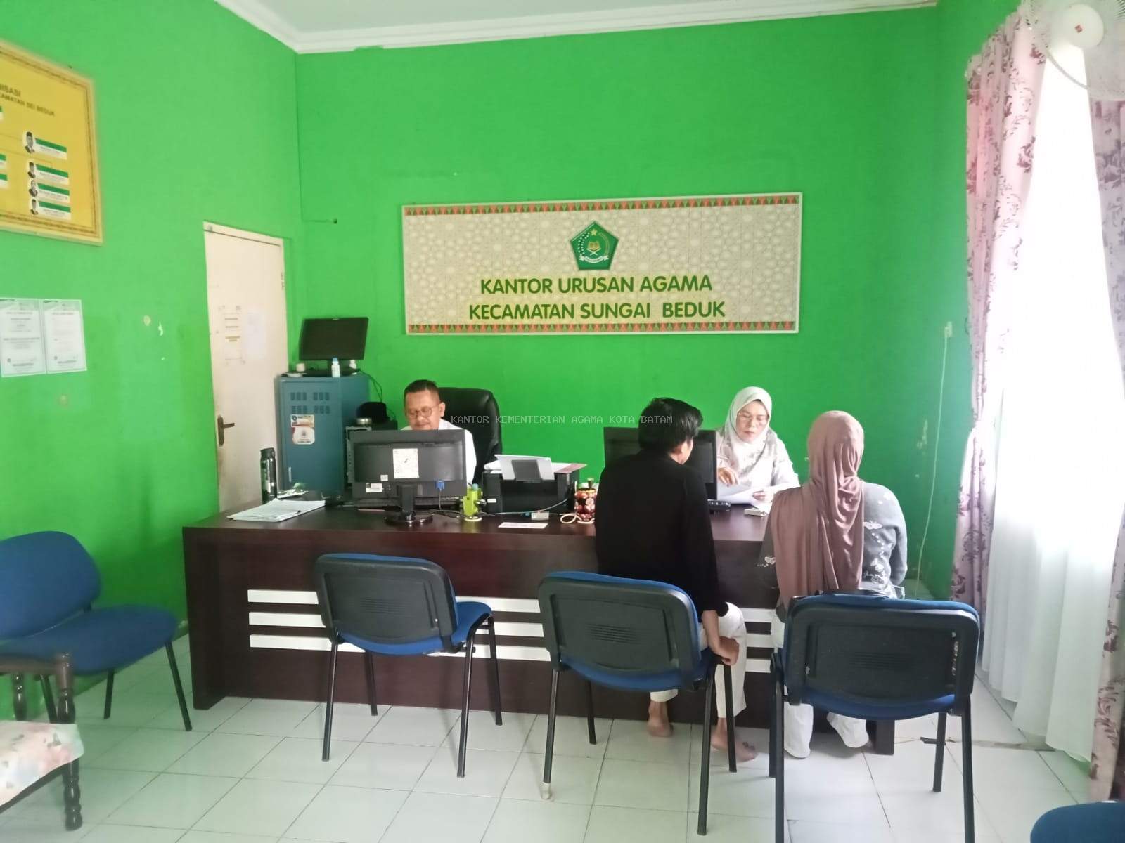 Tetap Berikan Pelayanan Prima, Pegawai KUA Sei Beduk Sigap Layani Masyarakat Pasca Ruangan Terendam Banjir