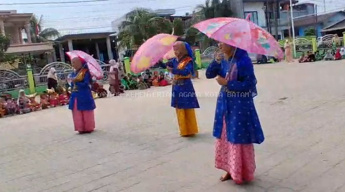 Meriah dan Penuh Warna, Pelajar Yayasan Darul Ihsan Batam Tampilkan Tarian Nona Singapura di Peringatan Sumpah Pemuda