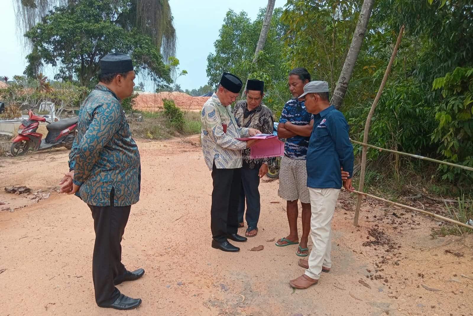 Kepala KUA Nongsa Survei Legalitas Tanah Wakaf Pemakaman Umum di Kampung Tua Teluk Mata Ikan
