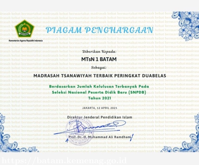 MTsN 1 Batam Terima Penghargaan Madrasah Terbaik Versi SNPDB Tahun 2021
