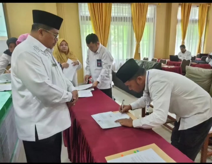 Kepala Madrasah MTsN 2 Batam Melaksanakan Kegiatan Penandatanganan Pakta Integritas dan Perjanjian Kinerja Tahun 2024.