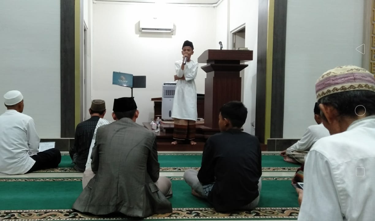 Aksi Pangung Haykal Mirzan Di Masjid Darul Muttaqin Saat Kegiatan Safari Ramadhan MTs USB Filial MTsN 1 Batam