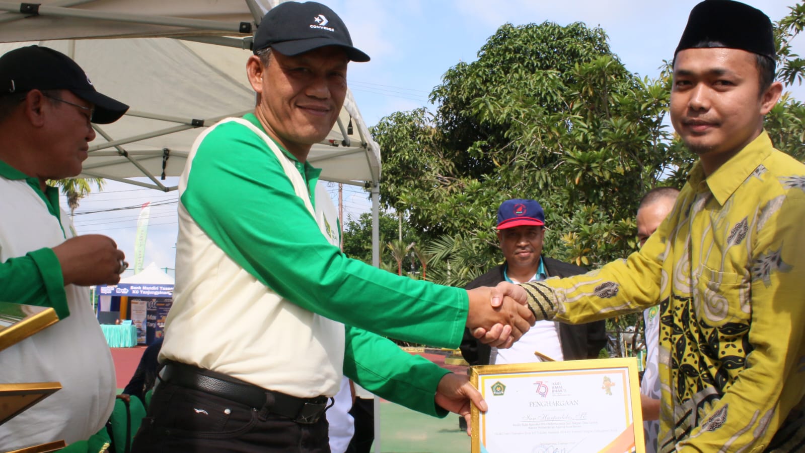 Ian Harpadeles Terima Penghargaan Sebagai Finalis User Champion EMIS 4.0 Teladan Nasional 2024