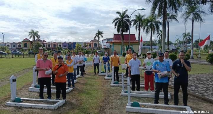 Penyelenggara Buddha dan Umat Buddha Kota Batam Gelar Karya Bhakti di Taman Makam Pahlawan