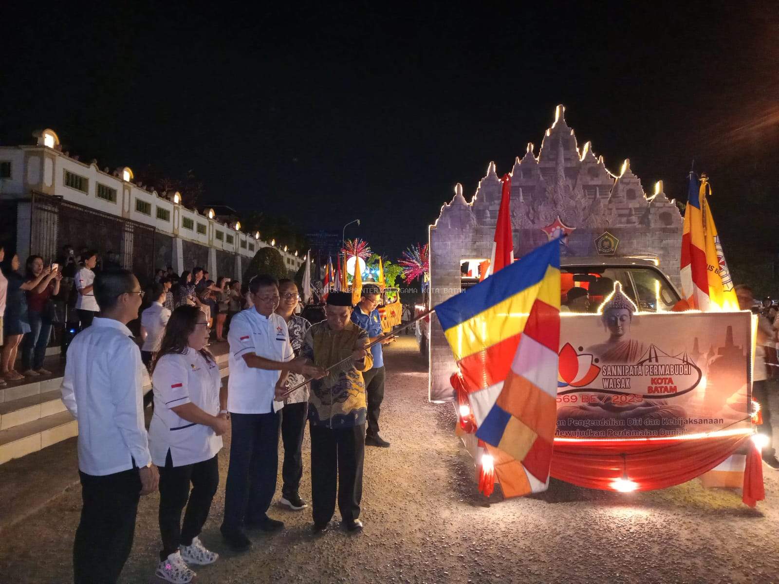 Pawai Mobil Hias Perdana, Meriahkan Malam Perayaan Waisak di Beberapa Ruas Jalan di Kota Batam