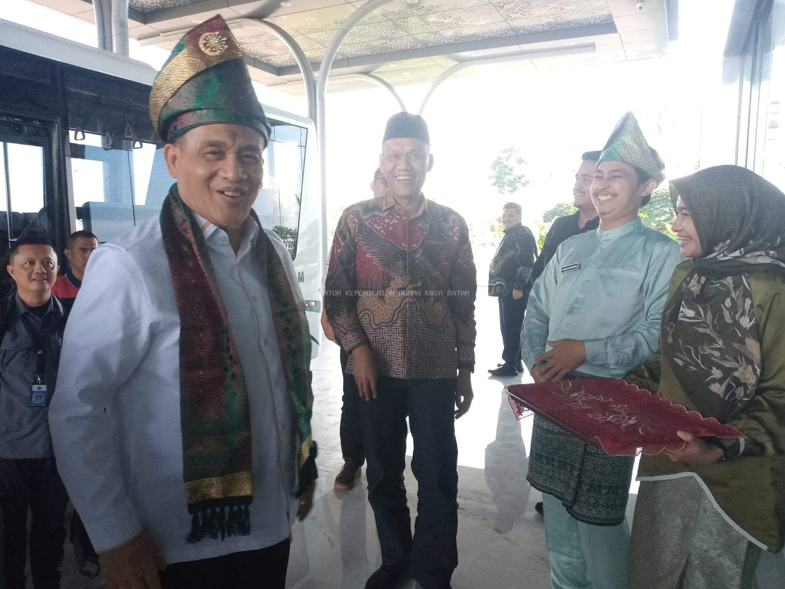 “Kedatangan Wamenag di Bandara Hang Nadim Disambut Hangat”