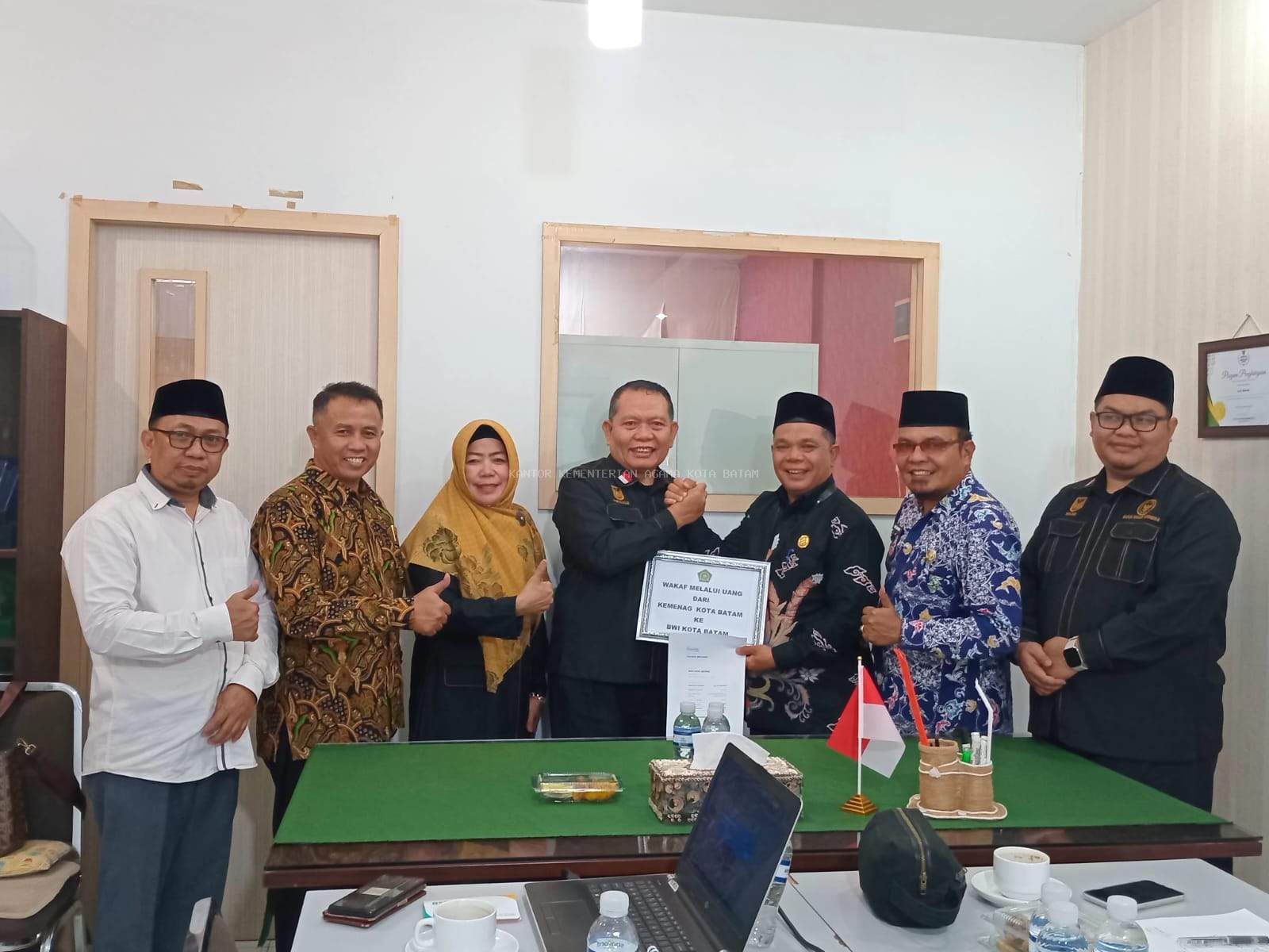 Untuk Kedua Kalinya, Kakankemenag Kota Batam Serahkan Wakaf Uang Rp 10 Juta untuk BWI Kota Batam