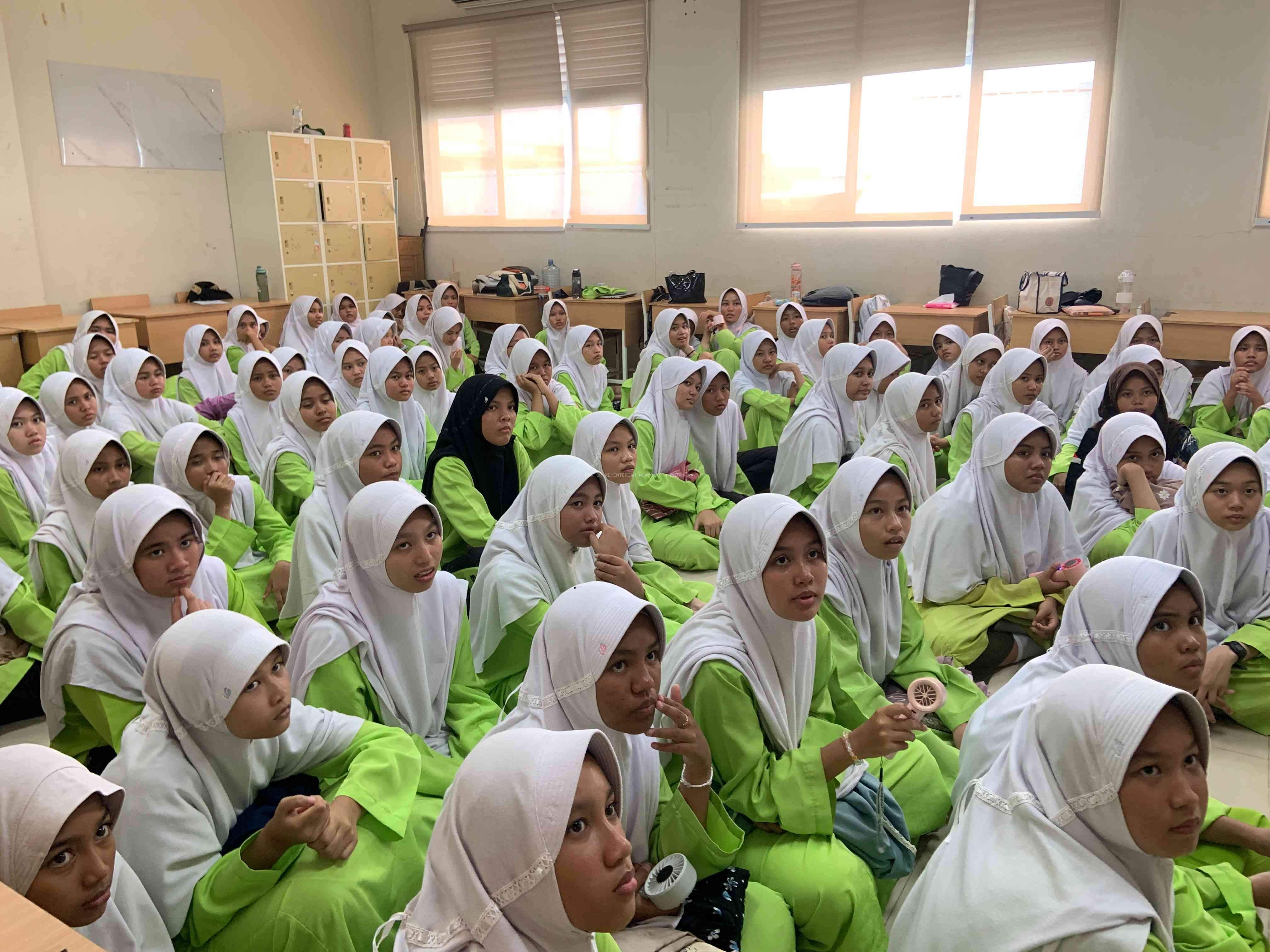Kegiatan Keputrian MTsN 1 Batam Bahas Tata Cara Bersuci dan Pengetahuan Reproduksi Wanita