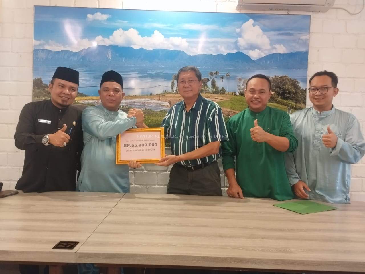 Peduli Bencana Alam di Pulau Sumatera, Tokoh Umat Buddha Kota Batam Serahkan Bantuan Kemanusiaan