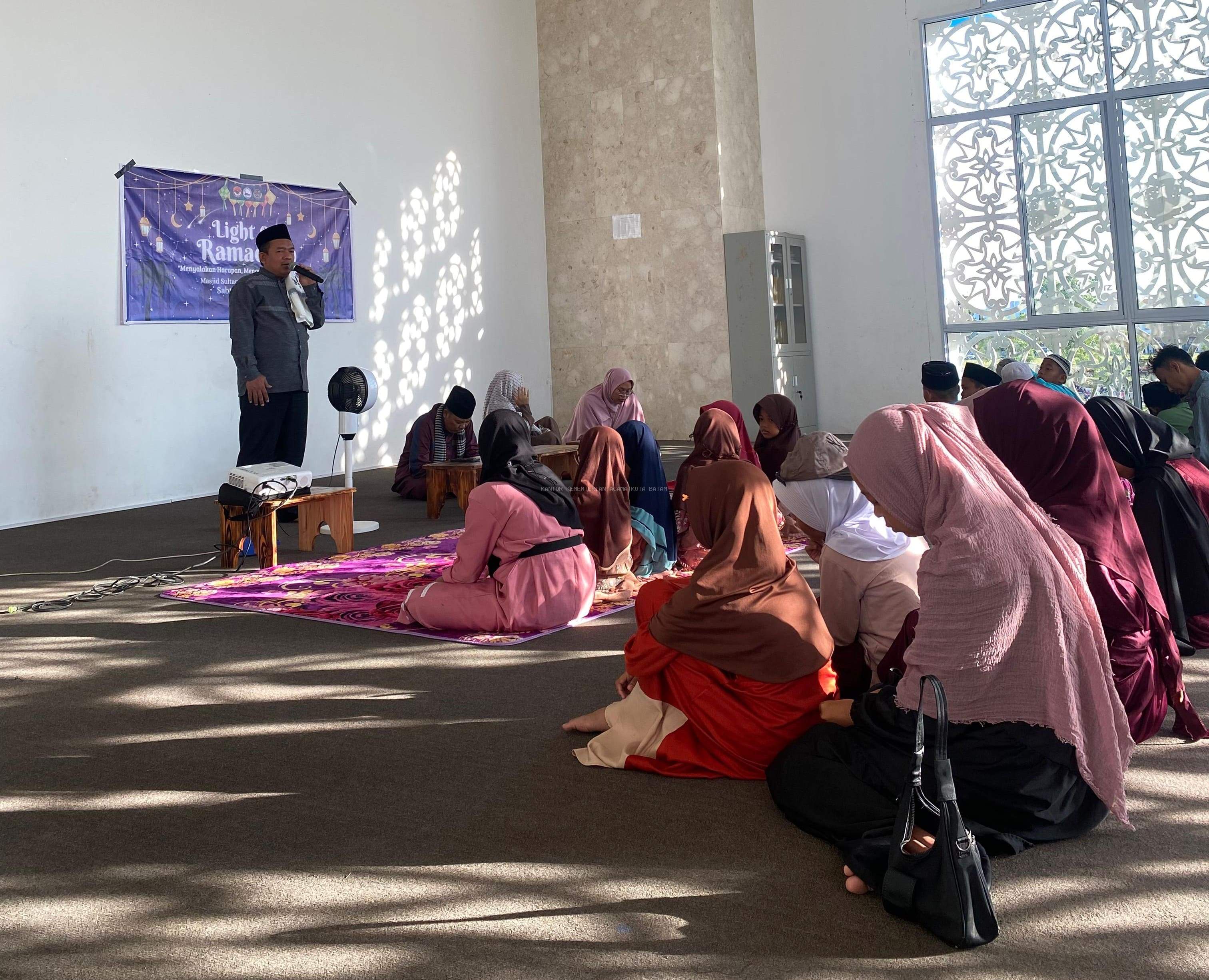 Wakili Kakankemenag, Kepala KUA Sungai Beduk Buka Acara "Light of Ramadhan" di Masjid Sultan Mahmud Riayat Syah
