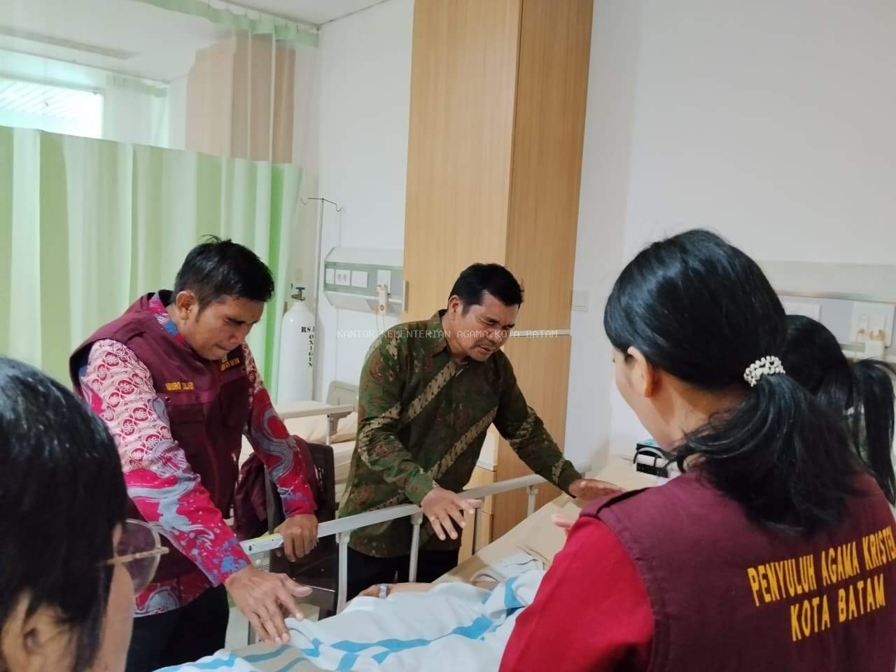 Wujud Nyata Pelayanan Kasih: Penyuluh Agama Kristen Kemenag Kota Batam Berikan Doa dan Penguatan Rohani di RSBP Batam