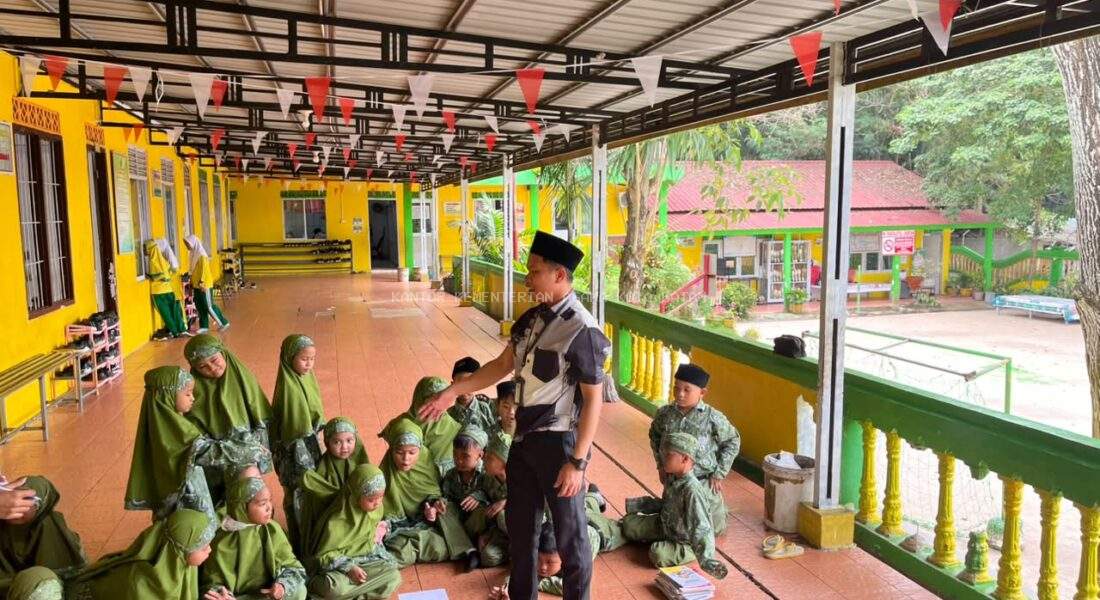 Belajar Bahasa Inggris Tidak Hanya di Dalam Buku, English For School: Program Unggulan MI Raudlatul Qur’an Batam untuk Meningkatkan Kemampuan Bahasa Inggris Siswa