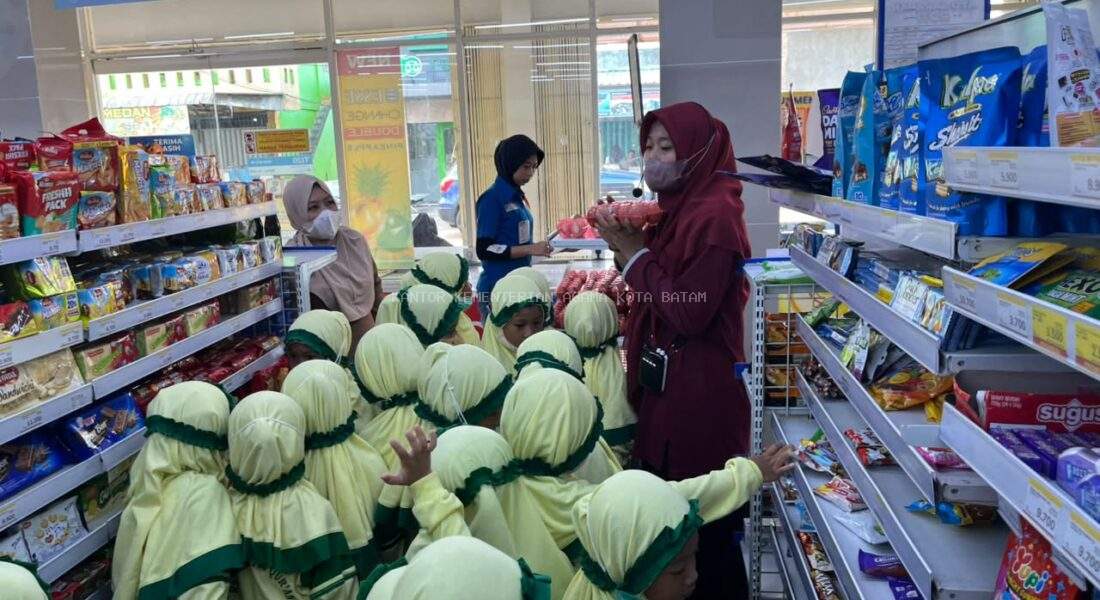 Belajar Sambil Berkunjung: Anak-Anak RA Raudlatul Qur’an 01 Batam Mengunjungi Indomaret