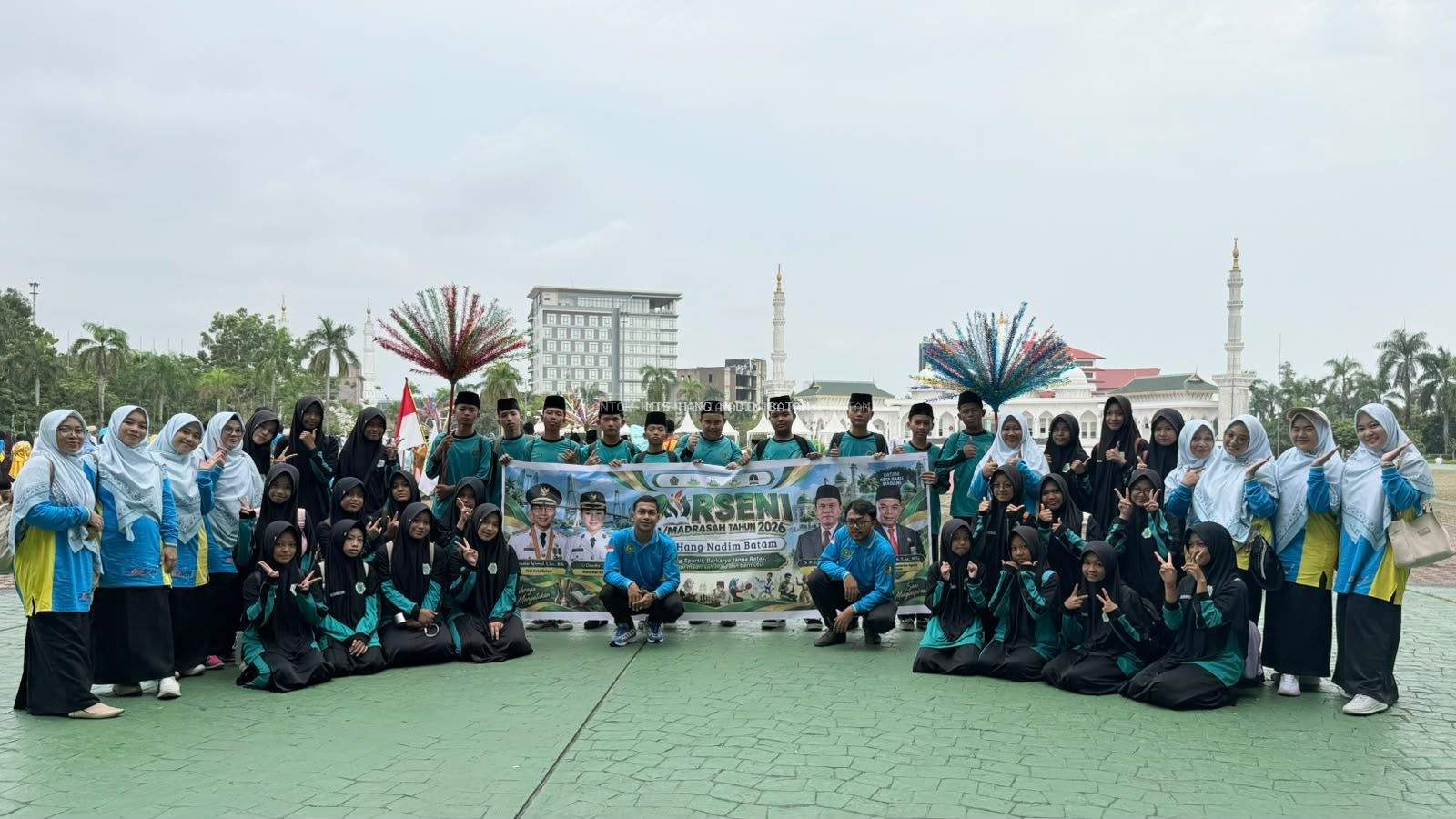 MTs Hang Nadim Semarakkan Pembukaan Porseni Madrasah 2026 dengan Pawai Meriah di Alun-Alun Engku Putri Batam
