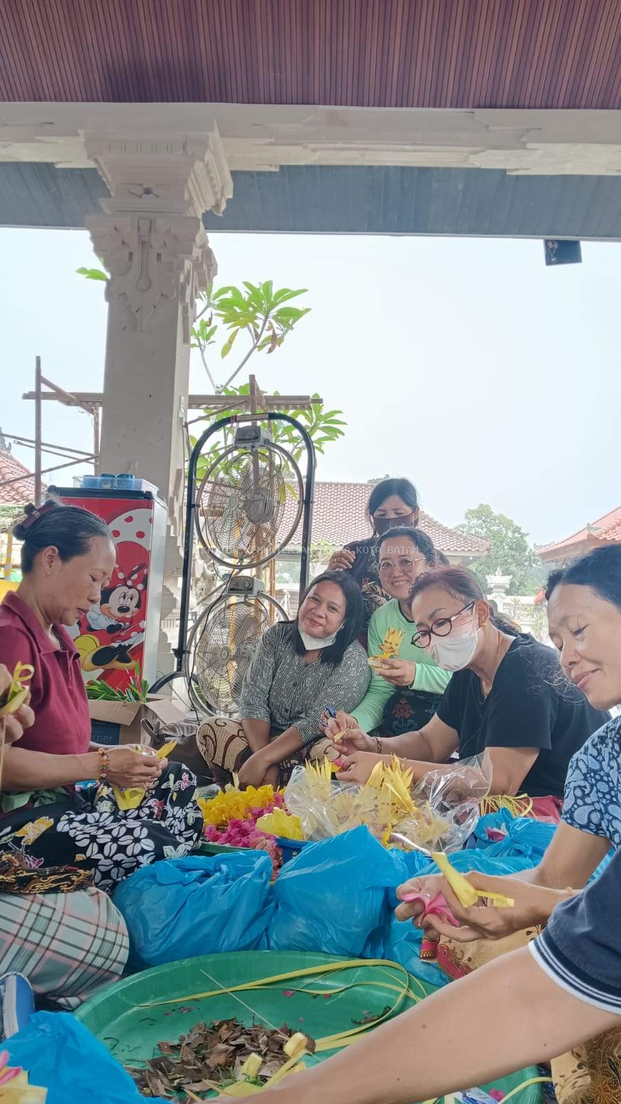 Penyuluh Agama Hindu Kemenag Kota Batam Gelar Bimbingan Upakara Pembuatan Banten Penyeneng dan Kwangen