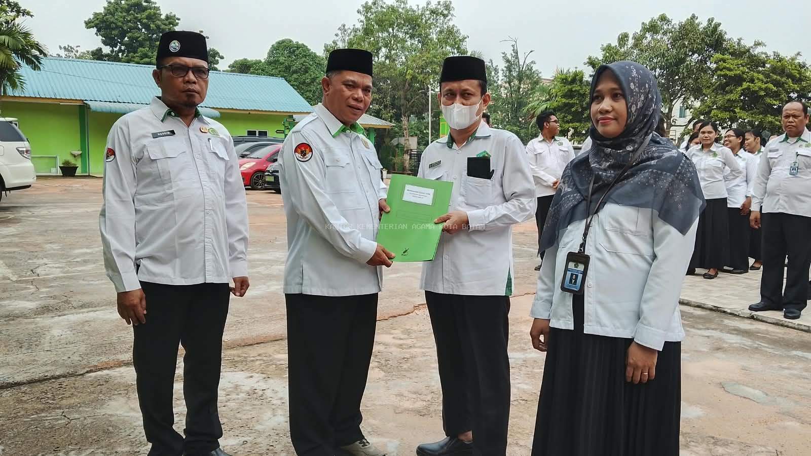 Pimpin Apel Pagi, Kepala Kantor Kemenag Kota Batam Tekankan Peningkatan Kinerja dan Serahkan SK Mutasi Pegawai